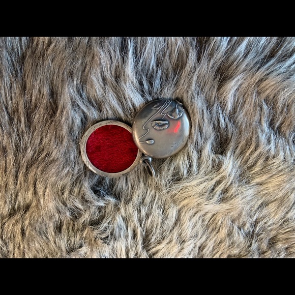 Locket - Picture 4 of 7